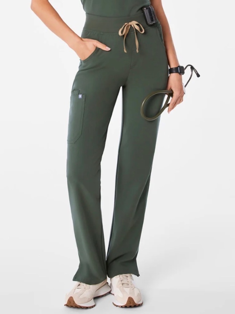 💐NWT💐  FIGS Kade Cargo Straight-Leg Scrub Pants - Moss Green - size MT